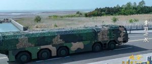 Китай пуска редки кадри от круизната ракета DF-100, за да ни възпира