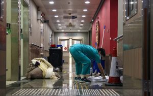 A&E услуги в болницата на Queen Mary в Хонконг, след като Pok Fu Lam се наводни