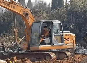 Новият ръководител на скандалния храм Шаолин избягва търговските дейности, ли е ръчно работи сам