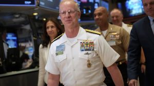 Новият висш адмирал поема управлението на ВМС на САЩ на фона на военни уволнения