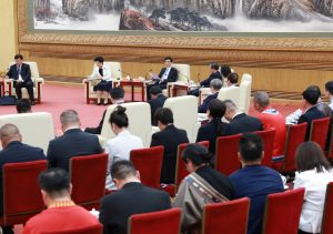Най -добрият политически съветник в Китай се среща с представители на етнически малцинствени групи