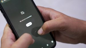 Афганистан се сблъсква с цифровото затъмнение, тъй като талибаните отрязват достъпа до Интернет, за да предотвратят „заместник“