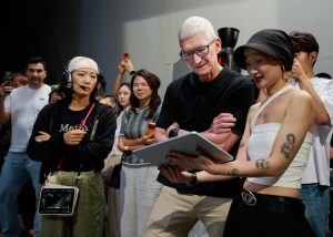 iPhone Air на Apple се разпродава за минути в Китай след посещението на изпълнителния директор Тим Кук