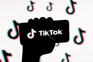 Apple връща TikTok в App Store в САЩ след писмо от прокурора