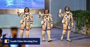 Китай изстрелва астронавти и мишки за орбитален експеримент