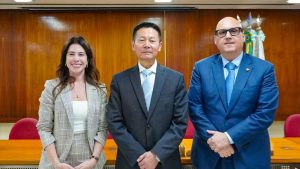 Китайският пазарен регулатор Wu Qing се появява публично след доклад за оставка