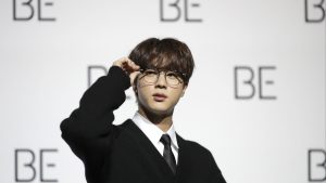 Южна Корея обвини японка за насилствена целувка на Джин от BTS