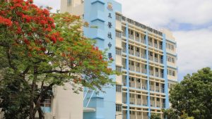 16 ученици, загубили домове при пожар в Хонконг, получават финансова подкрепа, ученически пособия