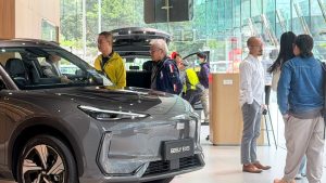 Жителите на Хонконг се втурват към шоурумите, тъй като данъчните облекчения за електромобили приключват, „квотите“ се продават за 60 000 хонконгски долара