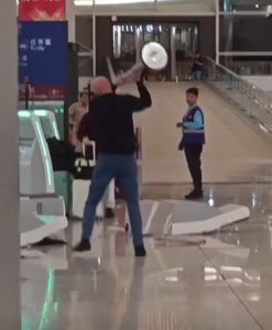 Полицията в Хонконг арестува чужд гражданин за разбиване на павилиони на летището във вирусно видео