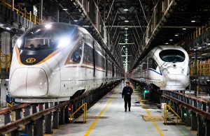 Работник по поддръжката на влака-стреля предпазва от наплива за пътуване през Пролетния фестивал