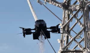 Летящ робот поема покрити с лед електропроводи в Хунан