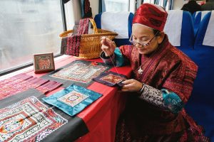 Изскачащи продуктови пазари оживяват бавнообслужващите влакове в Гуейджоу