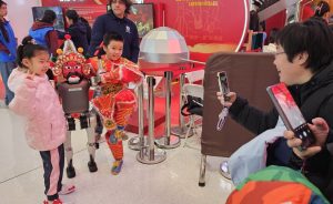 Храмовите панаири на Пролетния фестивал в Пекин съчетават традицията с технологиите