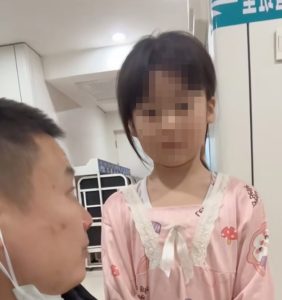 Китайско момиче, 7, се грижи само за баща си, докато той се бори със сърдечни заболявания, вдъхновява онлайн дарения