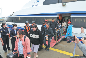 Пътуванията с фериботи през пролива се увеличават за почивката на Qingming