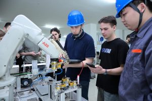 Московският държавен технологичен университет се присъединява към състезанието по роботика в Чунцин